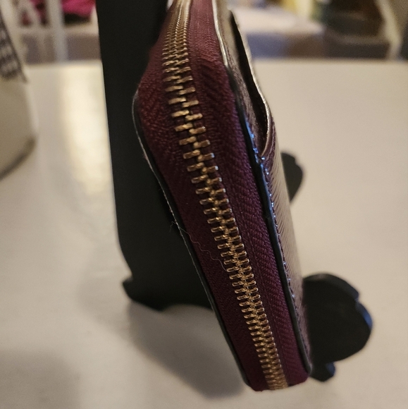 KATE SPADE NY BIXBY PLACE BURGUNDY FINE RIBBED PATENT LEATHER WALLET-EUC 8×4 - Picture 6 of 10